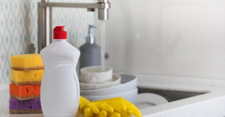 Cum putem folosi detergentul de vase la <span style='background:#EDF514'>CURATENIE</span>? Trucurile ingenioase care transforma modul in care privim acest produs