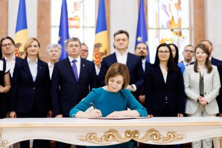 Republica Moldova, un pas mai aproape de UE. Maia Sandu a semnat <span style='background:#EDF514'>DECRETU</span>l privind initierea negocierilor de aderare a tarii la UE