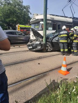 O masina a fost lovita de un tramvai, in Timisoara. Soferul, transportat la spital