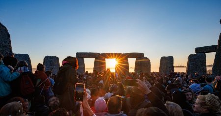 Mii de oameni s-au adunat la Stonehenge pentru a sarbatori solstitiul de vara. Imagini superbe cu apusul si rasaritul soarelui VIDEO