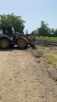 Un buldoexcavator a fost lovit de un tren de calatori