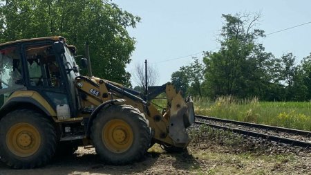 Intarziere de 2 ore si jumatate a unui tren de persoane, dupa ce acesta a lovit un utilaj intre statiile Roznov si Podoleni