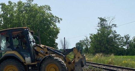 Un tren de persoane a lovit un utilaj care lucra in apropierea caii ferate. Intarziere majora pentru calatori