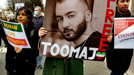 <span style='background:#EDF514'>CONDAMNAREA</span> la moartea a rapperului iranian Toomaj Salehi a fost anulata. Era acuzat ca este inamicul lui Allah