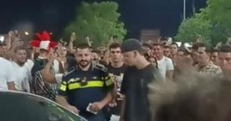 Politisti <span style='background:#EDF514'>HUIDU</span>iti in Bucuresti dupa ca au impiedicat mai multi tineri sa faca drifturi. Mascatii au intervenit in forta VIDEO