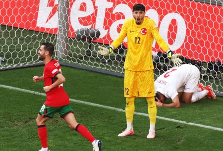 Au<span style='background:#EDF514'>TOGO</span>l caraghios la Euro: l-a imitat pe Banel Nicolita! Ce-a putut face in fata lui Ronaldo, a lasat masca un stadion intreg