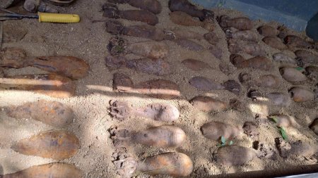 45 de bombe de aruncator, descoperite de doua persoane care se plimbau printr-o padure, din Iasi