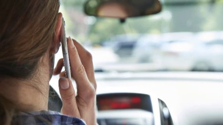 Sanctiuni drastice pentru soferii prinsi la volan cu telefonul la ureche. Se anunta amenzi mai mari
