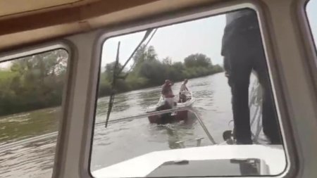 Misiune de salvare pe Dunare! Patru persoane - prin care si un copil - au ramas fara motor la barca, in mijlocul apelor