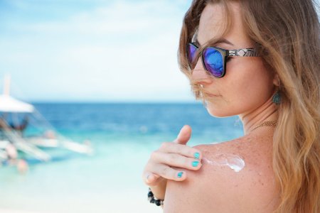 INTERVIU | Cat de periculoasa este expunerea la soare fara protectie. Medic dermatolog: Cancerul de piele poate sa apara la orice varsta