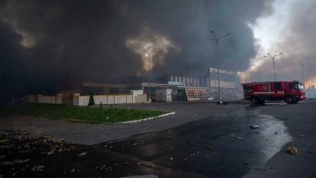 <span style='background:#EDF514'>MASACRU</span> in Ucraina: Trei morti si 52 de raniti in urma unui atac cu bombe ghidate al rusilor in orasul ucrainean Harkiv