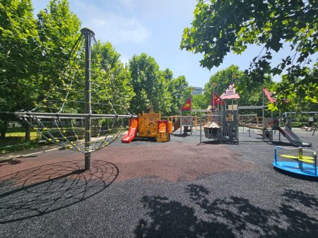 Trei locuri noi de joaca moderne au fost deschise in parcul Herastrau