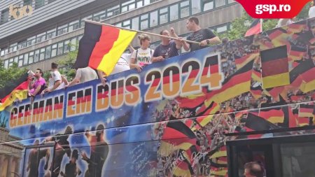 Fanii germani au sosit la arena din Frankfurt cu un autobuz supraetajat, inainte de meciul cu Elvetia