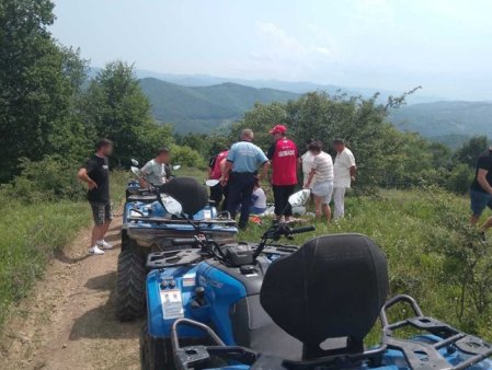 Doua tinere s-au rasturnat cu ATV-ul intr-o vale din Slanic Moldova
