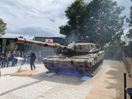 Pentru Ungaria si Polonia, febra reinarmarii si achizitiile pentru armata inseamna fabrici moderne, know-how si locuri de munca. Cheltuielile Poloniei cu apararea sunt asteptate sa ajunga la 4,2% din PIB anul acesta. Guvernul si-a stabilit ca obiectiv ca jumatate din echipamentul de lupta cumparat sa fie produs in fabricile poloneze