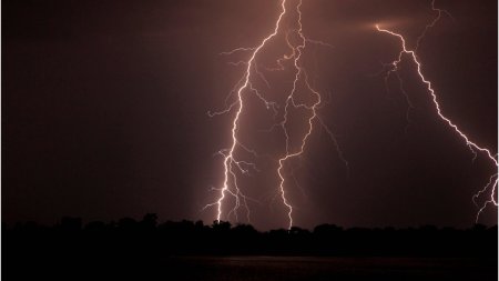 Cod rosu de vijelii in judetul Bacau. Se vor semnala descarcari electrice si grindina de dimensiuni mari