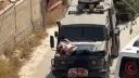 Imagini virale cu un palestinian ranit legat pe capota unui jeep militar israelian
