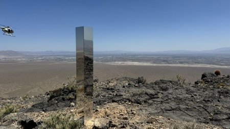 Monolitul aparut in desert, langa Las Vegas, a fost demolat. Ce a descoperit politia americana dupa ce l-a dat jos