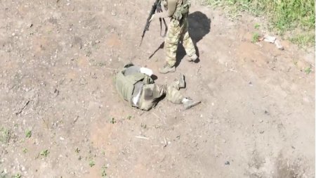 Soldatii rusi din Ucraina isi executa <span style='background:#EDF514'>CAMA</span>razii raniti. Imagini socante cu armata lui Putin