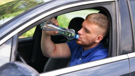 De ce nu ar trebui sa bei apa uitata in masina chiar si pentru cateva ore atunci cand temperaturile sunt extrem de ridicate