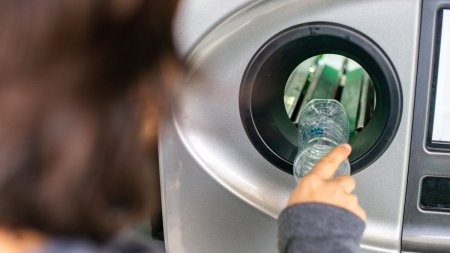 De ce nu poti preda la orice ora sticlele pentru reciclare, desi magazinul este deschis si automatul functioneaza