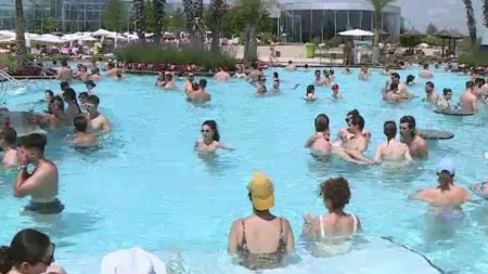 Cat a costat o zi de relaxare la piscine si <span style='background:#EDF514'>PARCURI</span>le acvatice. La VIP, a ajuns si la 1.300 de lei