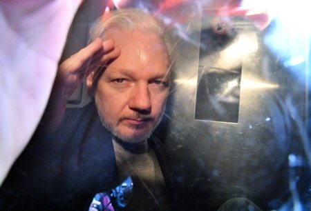 Julian Assange a fost eliberat din inchisoare si a plecat din Marea Britanie