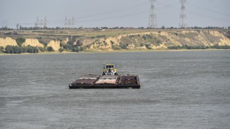 Sute de mii de metri <span style='background:#EDF514'>CUBI</span> de mal trebuie scoase din Dunare pentru a mentine senalul navigabil