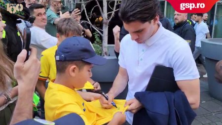 Nationala Romaniei a ajuns la Frankfurt, acolo unde infrunta miercuri Slovacia. Ianis Hagi, singurul tricolor care a dat autografe si s-a pozat cu fanii