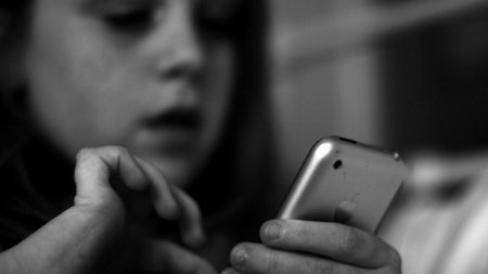 5 indicii ca un adolescent a devenit dependent de smartphone