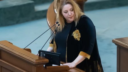 Diana Sosoaca si-a anuntat candidatura la prezidentiale din plenul Parlamentului