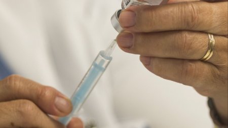 O tara din Europa este prima din lume care incepe vaccinarea oamenilor impotriva gripei aviare. Persoanele care vor fi imunizate