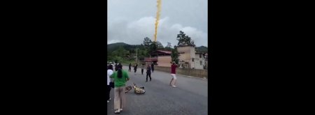 Resturile unei rachete spatiale s-au prabusit peste un sat din China. Cum au reactionat localnicii