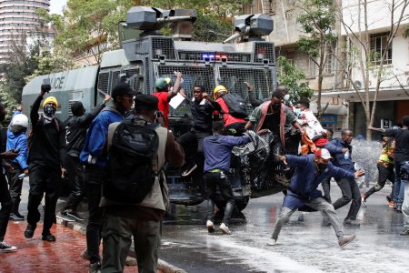 Proteste violente in Kenya: Mai multi protestatari au murit dupa ce politia a deschis focul asupra demonstrantilor care incercau sa ia cu asalt parlamentul