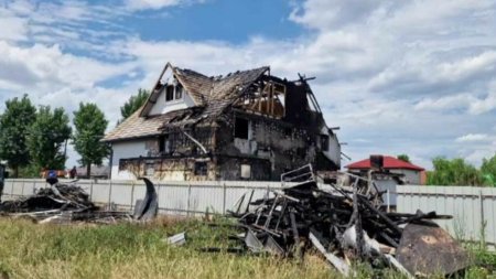 Patania unei familii care si-a pus scuterul sa se incarce la priza din garaj. S-a dus la debara si a intrat in casa