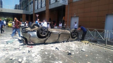 O familie a cazut de la etajul trei cu masina, la un mall din Krasnodar, in Rusia: Doi parinti si copilul lor minor au murit