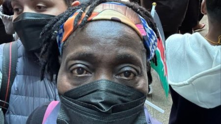 Sora lui <span style='background:#EDF514'>BARAC</span>k Obama, printre protestatarii din Nairobi in care politia a tras cu gaze lacrimogene: Nici macar nu mai vad