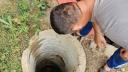 O fetita de sase ani a fost salvata dupa ce a cazut intr-o fantana de 20 de metri, in Neamt
