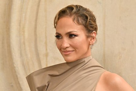 Jennifer Lopez, tradata de machiaj pe covorul rosu. Ipos<span style='background:#EDF514'>TAZA</span> deloc flatanta in care au surprins-o paparazzii