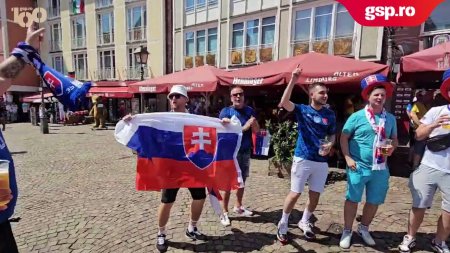 Suporterii slovaci canta si danseaza in centrul orasului Frankfurt inainte de meciul cu Romania