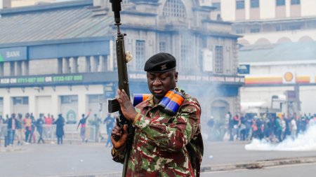 Cel putin 13 morti dupa ce armata a tras in protestatarii din Kenya. Parlamentul din Nairobi a fost incendiat
