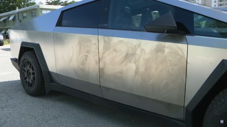 O persoana suparata pe Elon Musk a vandalizat cu graffiti zeci de Tesla Cybertruck dintr-o parcare a companiei. Ce mesaj i-a lasat pe acestea?