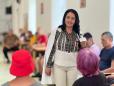 Un psiholog de la Spitalul de Psihiatrie Sibiu imbraca ia si le canta pacientilor in timpul liber