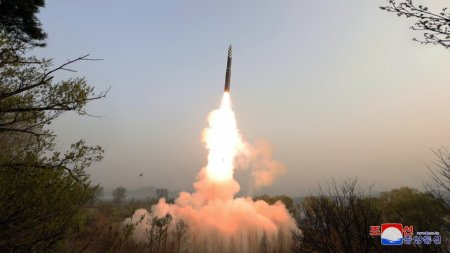 Coreea de Nord sustine ca a testat cu succes o racheta cu focoase multiple. VIDEO