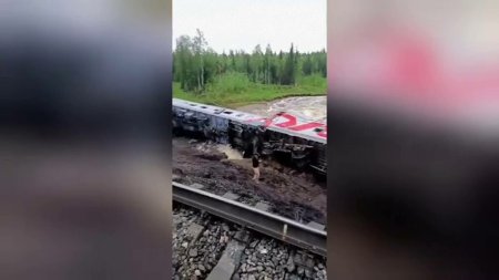 Un tren cu sute de pasageri a deraiat si s-a rasturnat pe marginea unui rau. Numarul victimelor este impresionant