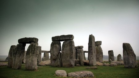 Stonehenge ar putea intra pe lista patrimoniului UNESCO in pericol. Celebrul sit preistoric este amenintat de un tunel rutier