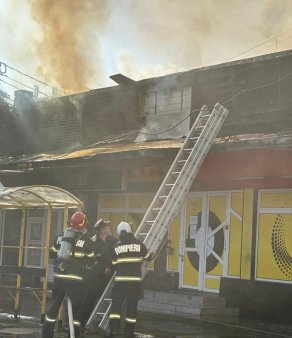 Incendiu la un ansamblu de magazine din Ploiesti. A fost emis mesaj Ro-Alert din cauza fumului dens