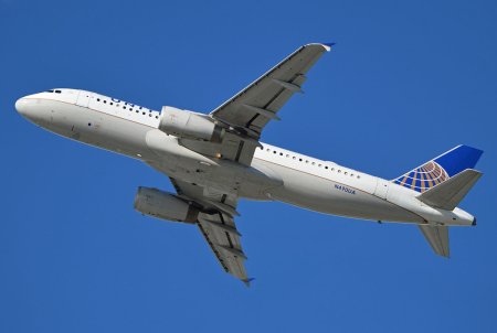 Un <span style='background:#EDF514'>AIRBUS</span> A320 al United Airlines pierde piese de motor la scurt timp de la decolare si se intoarce din drum