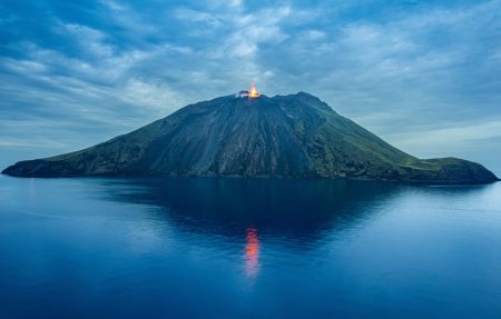 Vulcanul Stromboli din Italia - localizare, istoria eruptiilor, curiozitati