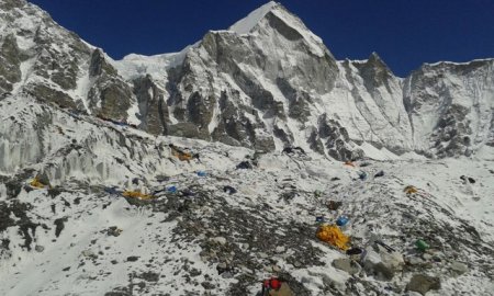 Gheata se topeste pe Everest si lasa locul unui peisaj macabru